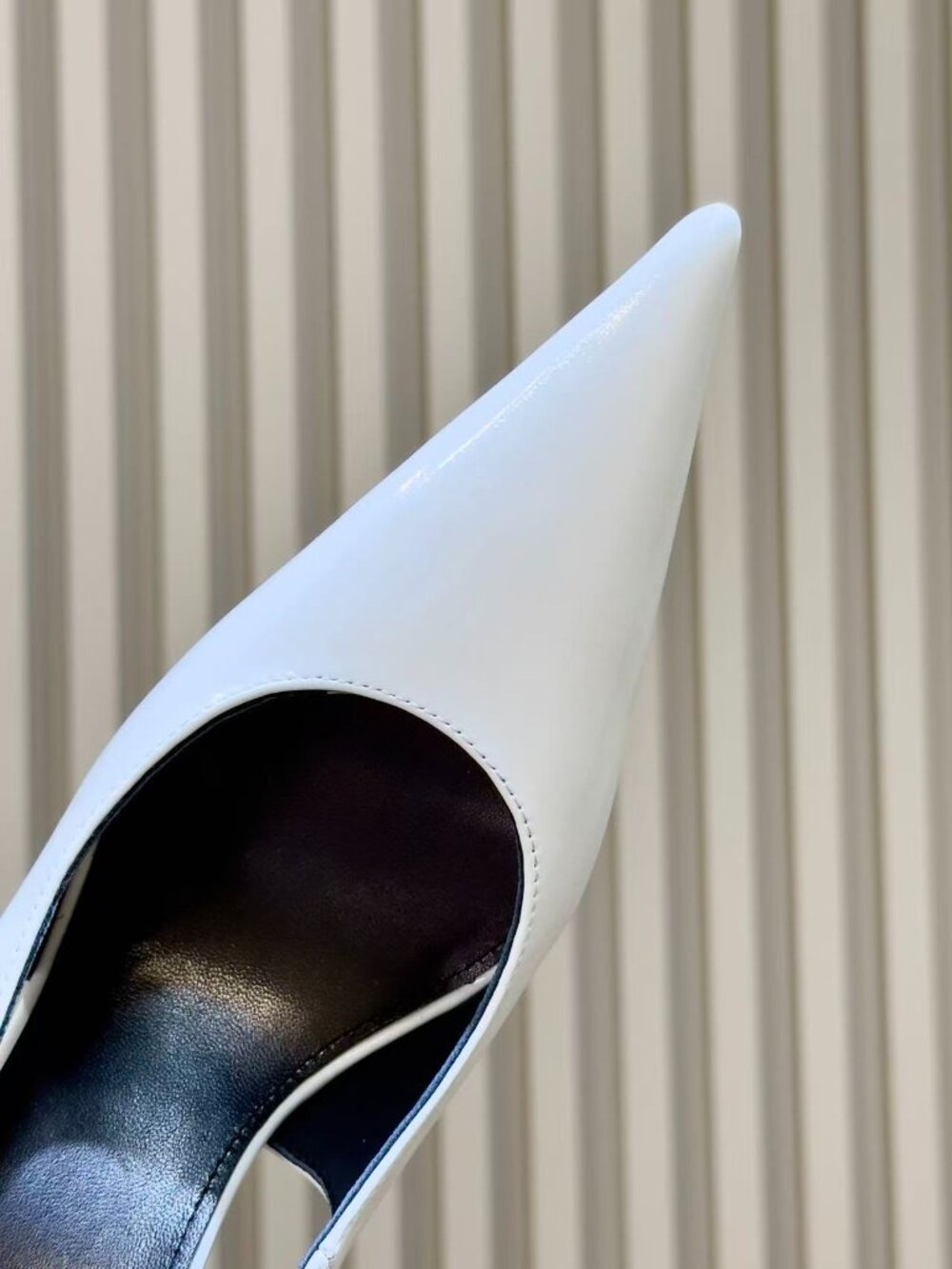 Classic Saint Laurent shoes: A Stylish and Versatile Choice for Elegance - Picture 5 of 6